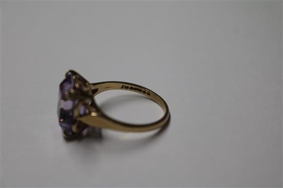 A 9ct gold and amethyst dress ring, size M.